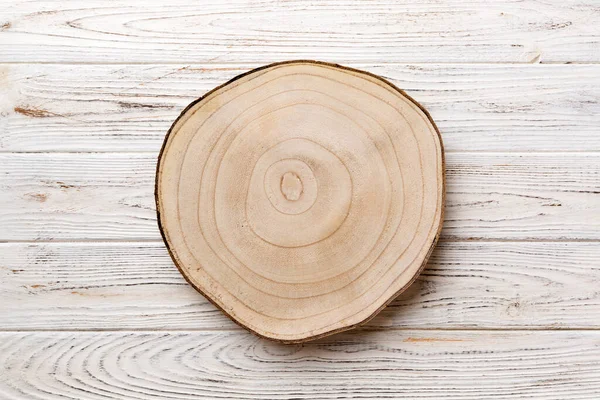 Çimento arka planında ahşap servis tepsisinin üst görüntüsü. Tasarımın için boş boşluk.