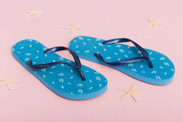 Beach Accessories Flip Flops Starfish Colored Background Top View Mock — Stock Photo, Image