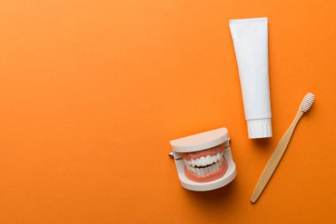 Ağız gargarası ve diğer ağız temizliği ürünleri renkli masa üstünde fotokopi alanı olan ürünler. Düz yatıyordu. Diş hijyeni. Ağız bakım kiti. Dişçi konsepti.