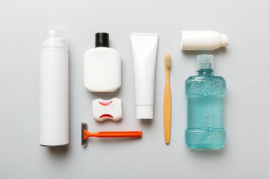 Banyo ürünleri için model düz yatak, spa jileti, diş macunu, sabun, jöle ve diğer çeşitli aksesuarlar. Cilt sağlığı için kozmetik. Logonuz için Bath Mockup.