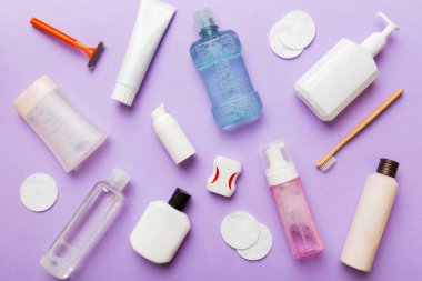 Banyo ürünleri için model düz yatak, spa jileti, diş macunu, sabun, jöle ve diğer çeşitli aksesuarlar. Cilt sağlığı için kozmetik. Logonuz için Bath Mockup.