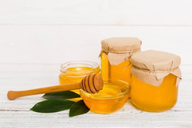 Renkli arkaplan görünümünde yapraklı bal ve bal kaplamalı bal metin ile üst görünüm.