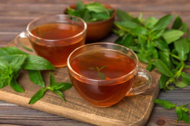 Arka planda bir fincan nane çayı. Fotokopi alanı ile taze nane görünümlü yeşil çay.