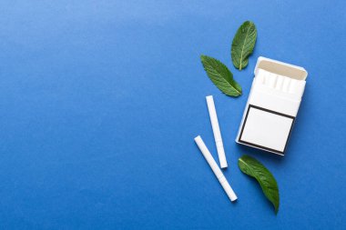 Bir paket mentollü sigara ve renkli masada taze nane şekeri, mentollü sigaralar düz yerde yatıyordu..