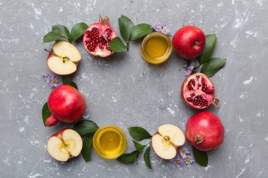 Rosh hashanah konsepti. Geleneksel Yahudi Yeni Yıl tatili sembollerinden yapılmış bir çerçeve. Kopyalama alanı olan üst görünüm.