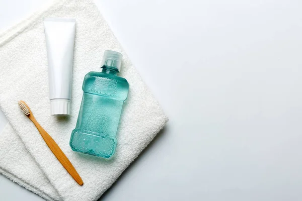 Enjuague Bucal Otros Productos Higiene Bucal Vista Superior Mesa Colores —  Fotos de Stock