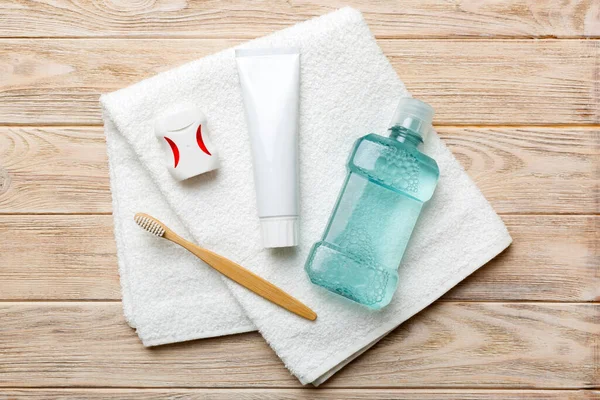 Mundspülung Und Andere Mundhygieneprodukte Auf Farbiger Tischplatte Mit Kopierraum Flach — Stockfoto
