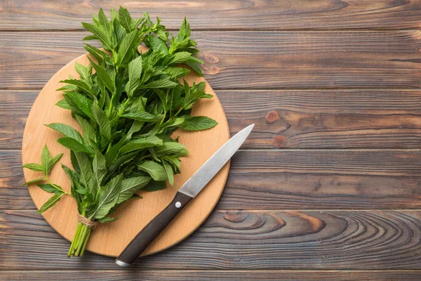Bunch Fresh Mint Cutting Boards Colored Background Top View — Stock Photo, Image