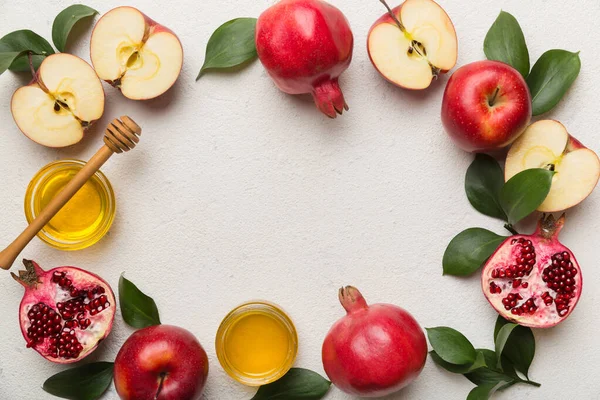 Rosh hashanah konsepti. Geleneksel Yahudi Yeni Yıl tatili sembollerinden yapılmış bir çerçeve. Kopyalama alanı olan üst görünüm.