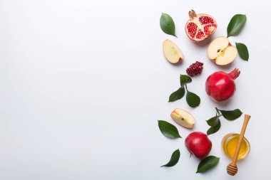 Renkli arka planda yahudi Rosh Hashanah bayramı sembolleri olan düz kompozisyon, Rosh hashanah kavramı. Geleneksel yılbaşı tatili. Kopyalama alanı olan üst görünüm.