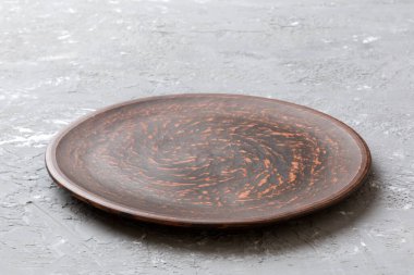 Çimento arka planındaki boş plakanın perspektif görüntüsü. Tasarımın için boş boşluk.