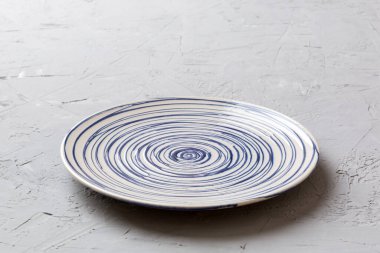 Çimento arka planındaki boş renkli plakanın perspektif görüntüsü. Tasarımın için boş boşluk.