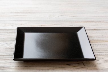 Ahşap zemindeki boş kare plakanın perspektif görüntüsü. Tasarımın için boş boşluk.