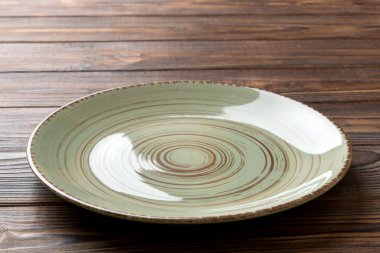 Beton zemin üzerinde boş yeşil plaka perspektif görünümü. Tasarımın için boş boşluk.