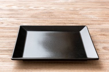 Ahşap zemindeki boş kare plakanın perspektif görüntüsü. Tasarımın için boş boşluk.