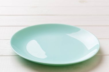 Ahşap zemin üzerinde boş mavi plakanın perspektif görüntüsü. Tasarımın için boş boşluk.