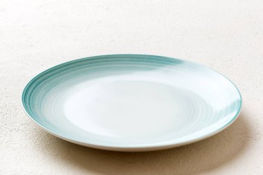 Beton zemin üzerinde boş mavi plakanın perspektif görünümü. Tasarımın için boş boşluk.