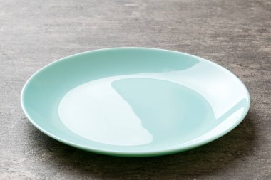 Beton zemin üzerinde boş mavi plakanın perspektif görünümü. Tasarımın için boş boşluk.