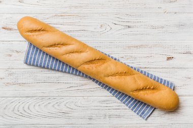 Renkli masada taze çıtır Fransız ekmeği. Üst görünüm Fırın ürünleri.