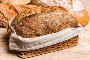 Ev yapımı doğal ekmek. Arkaplan olarak taze ekmeğin farklı türleri, kopya alanı ile perspektif.