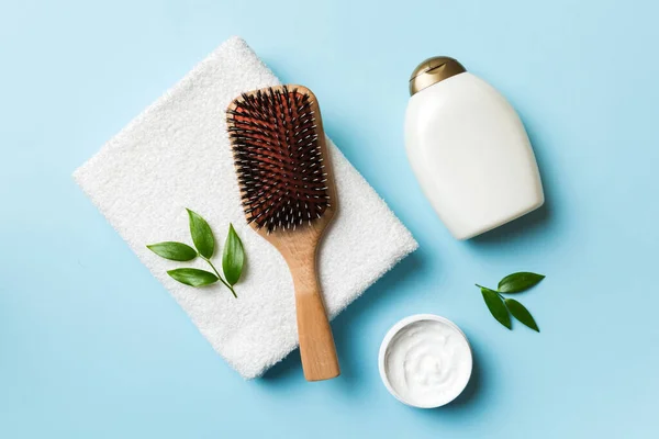 Cosmético Para Cuidados Com Cabelo Creme Toalha Fundo Colorido Vista — Fotografia de Stock