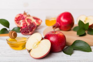 Renkli arka planda yahudi Rosh Hashanah bayramı sembolleri olan düz kompozisyon, Rosh hashanah kavramı. Geleneksel yılbaşı tatili. Kopyalama alanı olan üst görünüm.