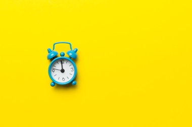 Alarm saati üst uzay görünümlü renkli arkaplanda izole edildi.
