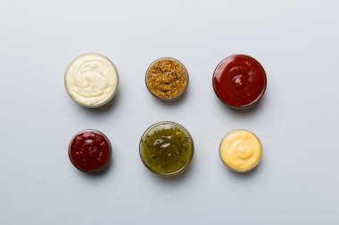 Renkli bir tahtanın içinde farklı soslar var. Üst Manzara. Çeşitli soslar boşluk kopyala.