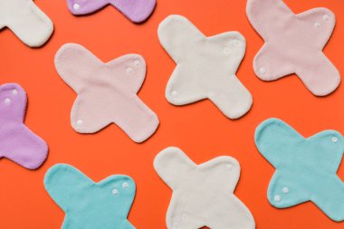 Çevre dostu yeniden kullanılabilir kadın pedleri. Renkli, parlak, yeniden kullanılabilir adet pedleri. sıfır atık kadın dönemi konsepti kopya alanı ile üst görünüm.