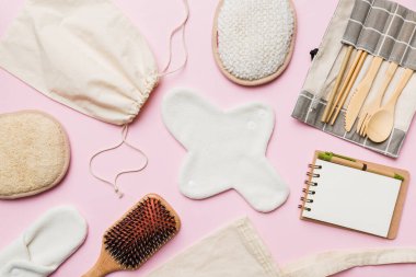 Sıfır atık. Çevre dostu günlük aksesuarlar. en üstteki görünüm.