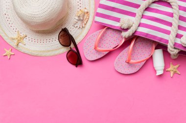 Yaz tatili konsepti düzdü. Hasır şapka plaj aksesuarları ve havlunun üstü. Mesaj için yer var. seyahat kavramı.