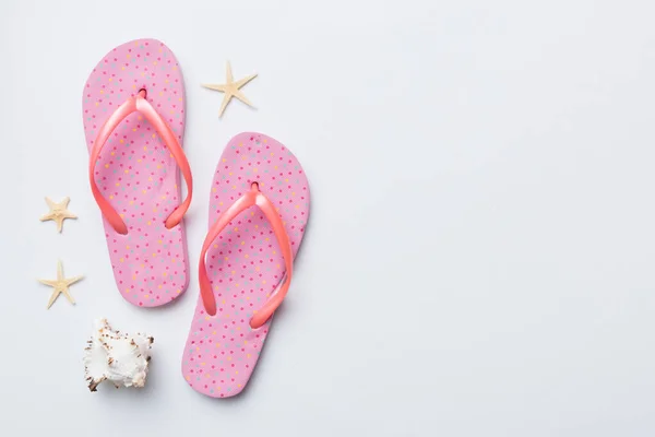 Flat Lay Composition Flip Flops Seashell Colored Background Space Text — Foto Stock