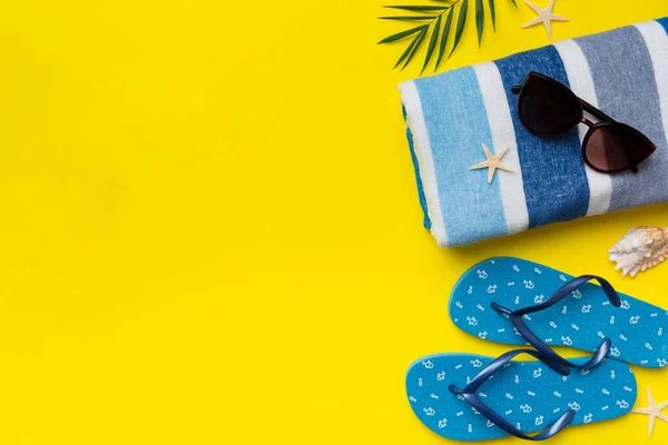 Zomervakantie Concept Plat Lag Strand Accessoires Handdoek Bovenaanzicht Ruimte Voor — Stockfoto