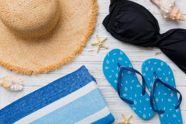 Yaz tatili konsepti düzdü. Plaj aksesuarları ve havlunun üstü. Mesaj için yer var. seyahat kavramı.
