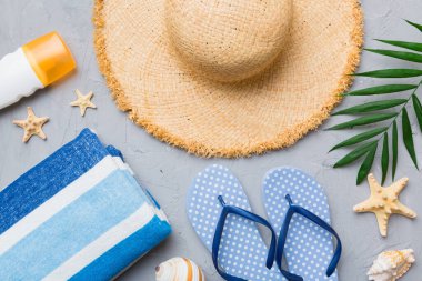 Yaz tatili konsepti düzdü. Plaj aksesuarları ve havlunun üstü. Mesaj için yer var. seyahat kavramı.