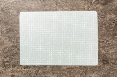 Çimento arka planındaki yemek için gri masa örtüsünün üst görüntüsü. Tasarımın için boş boşluk.