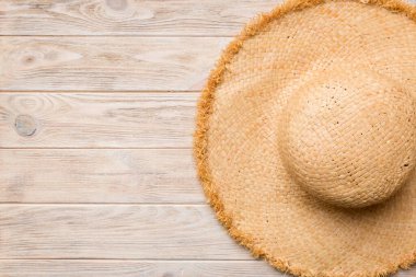 Yaz tatili. Hasır şapka ve tropikal yapraklı yaz konsepti. Düz konum, üst görünüm, kopyalama alanı.