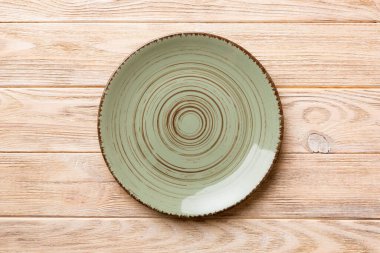 Ahşap zemin üzerinde boş yeşil plaka üst görünümü. Tasarımın için boş boşluk.