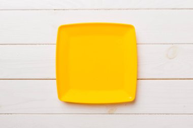 Ahşap zemin üzerinde boş kare plakanın üst görünümü. Tasarımın için boş boşluk.