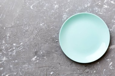 Beton zemin üzerinde boş mavi plaka üst görünümü. Tasarımın için boş boşluk.