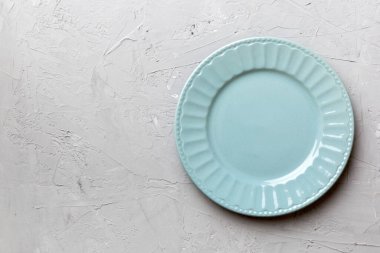 Ahşap zemin üzerinde boş ışık plakası üst görünümü. Tasarımın için boş boşluk.