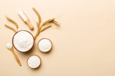 Tahta kasede buğday unu ve renkli arka planda buğday dikenleri. dünya buğday krizi.