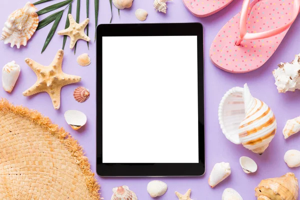 Renkli arka planda tablet ve plaj aksesuarlarıyla düz kompozisyon. Boş ekran ile tablet bilgisayarı kopyalama alanı ile maket.