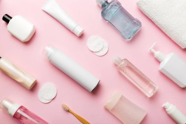 Banyo ürünleri için model düz yatak, spa jileti, diş macunu, sabun, jöle ve diğer çeşitli aksesuarlar. Cilt sağlığı için kozmetik. Logonuz için Bath Mockup.