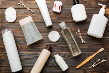 Banyo ürünleri için model düz yatak, spa jileti, diş macunu, sabun, jöle ve diğer çeşitli aksesuarlar. Cilt sağlığı için kozmetik. Logonuz için Bath Mockup.