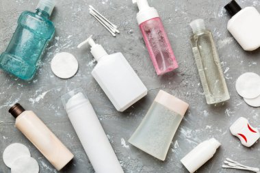 Banyo ürünleri için model düz yatak, spa jileti, diş macunu, sabun, jöle ve diğer çeşitli aksesuarlar. Cilt sağlığı için kozmetik. Logonuz için Bath Mockup.