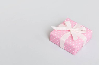 Noel 'i ya da diğer tatil hediyelerini renkli arka planda kurdeleyle renkli kağıda sardım. Şimdiki kutu, renkli tabloda hediye süslemesi, kopya alanı ile üst görünüm.