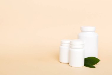 İlaçlar, ilaç şişesi, sağlık ve tıbbi destek. Vitamin hapları. Yeşil yapraklı vitaminler, doğal organik biyo takviyeler, fotokopi alanı..