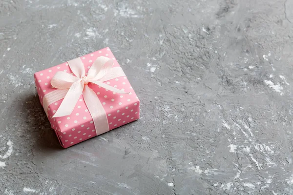 Verpackte Weihnachten Oder Andere Feiertage Handgemachte Geschenkschachtel Farbigem Papier Mit — Stockfoto