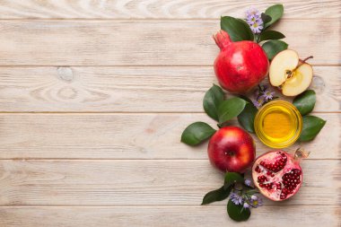 Renkli arka planda yahudi Rosh Hashanah bayramı sembolleri olan düz kompozisyon, Rosh hashanah kavramı. Geleneksel yılbaşı tatili. Kopyalama alanı olan üst görünüm.